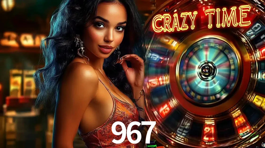 Mulher elegante ao lado da vibrante roda da fortuna do jogo de cassino ao vivo Crazy Time, um dos game shows mais populares e cheios de prêmios do 967.